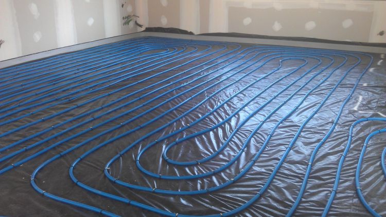 plancher chauffant sur ravoirage mousse PU projetée